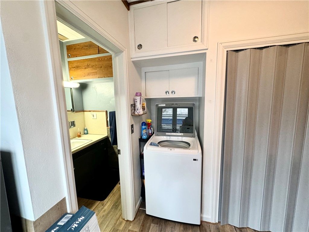 Interior, Utility Closets, Washer, Wood Texture Flooring