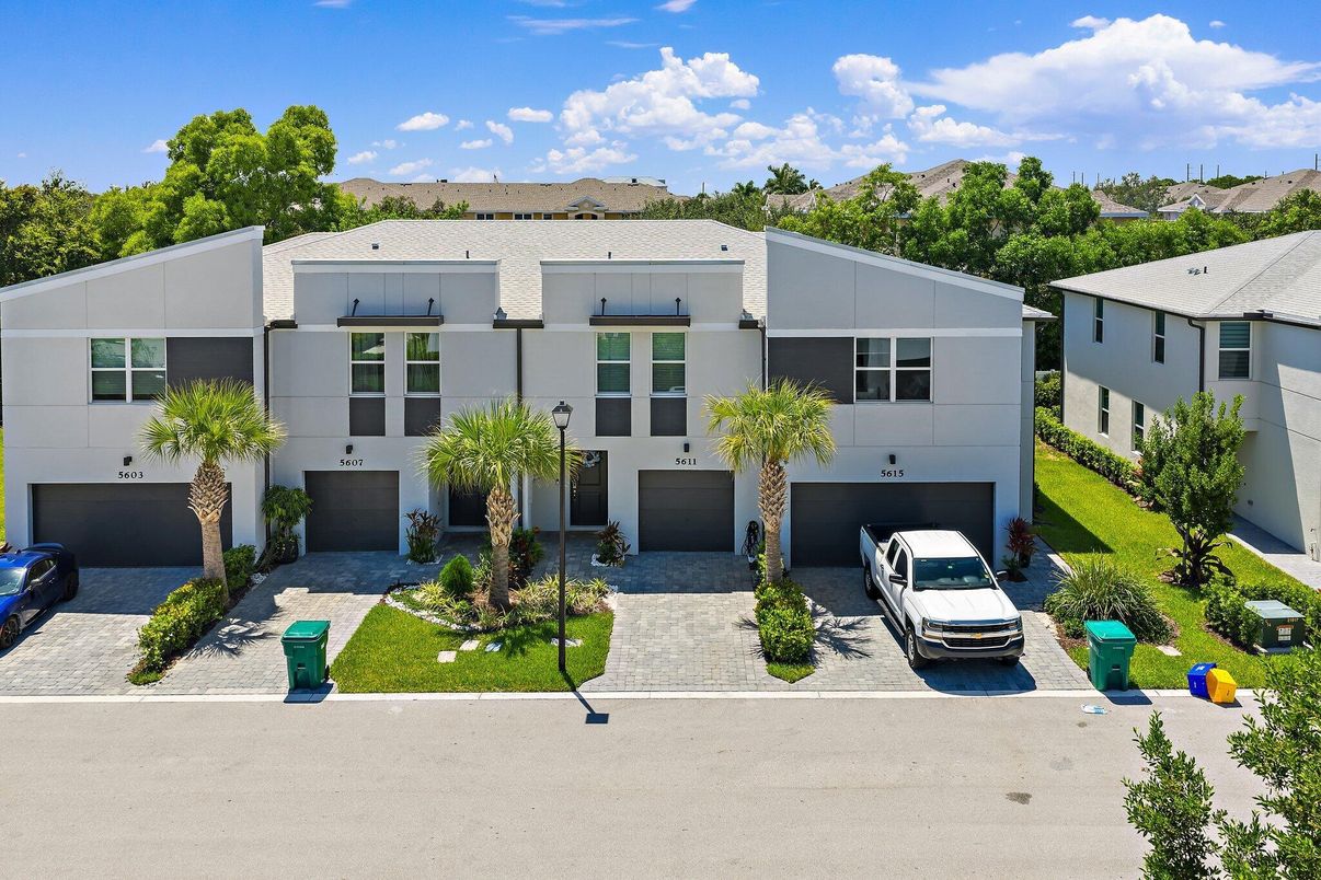 Attached, Exterior, Facade, Modern