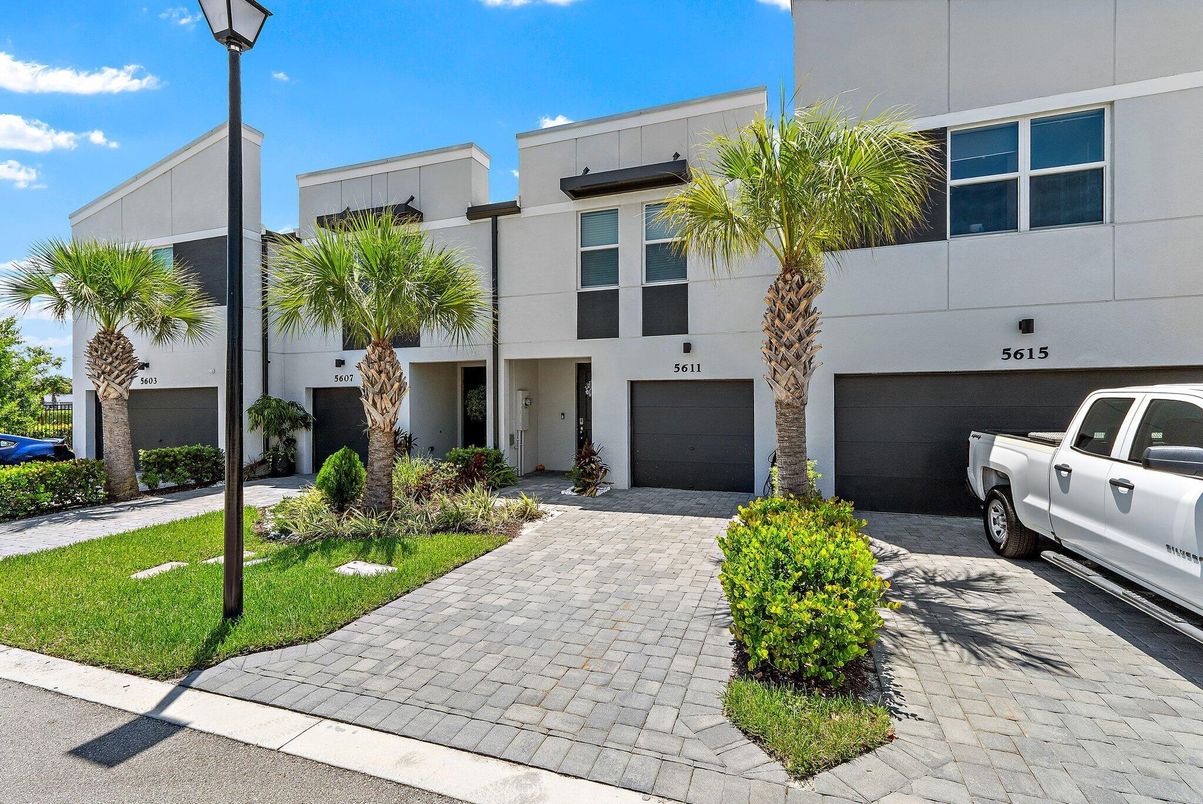 Attached, Exterior, Facade, Modern