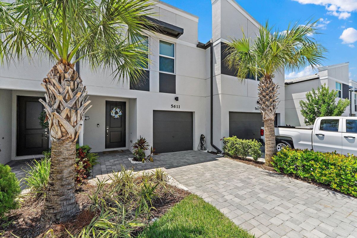 Attached, Exterior, Facade, Modern