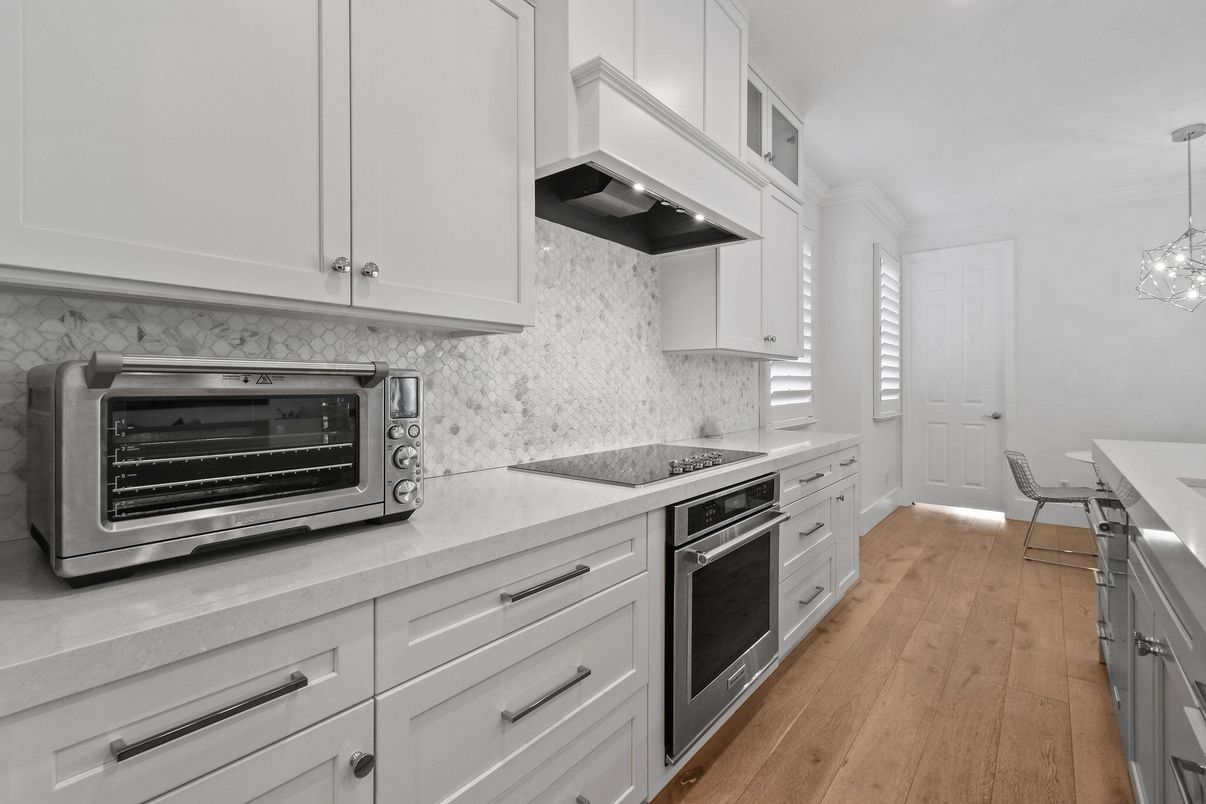 Dining room, Interior, Kitchen, Pendant Lights, Stainless Steel Appliances, Wood Texture Flooring