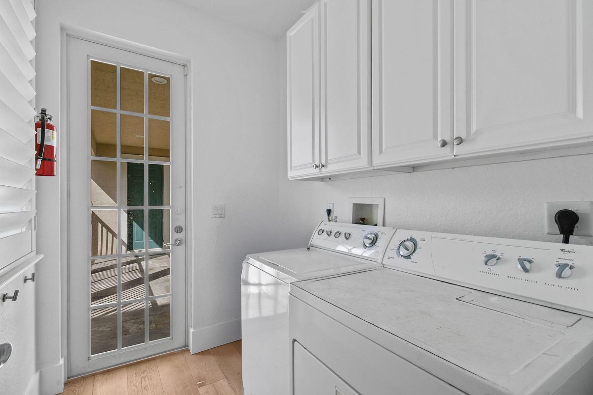 Interior, Washer, Wood Texture Flooring