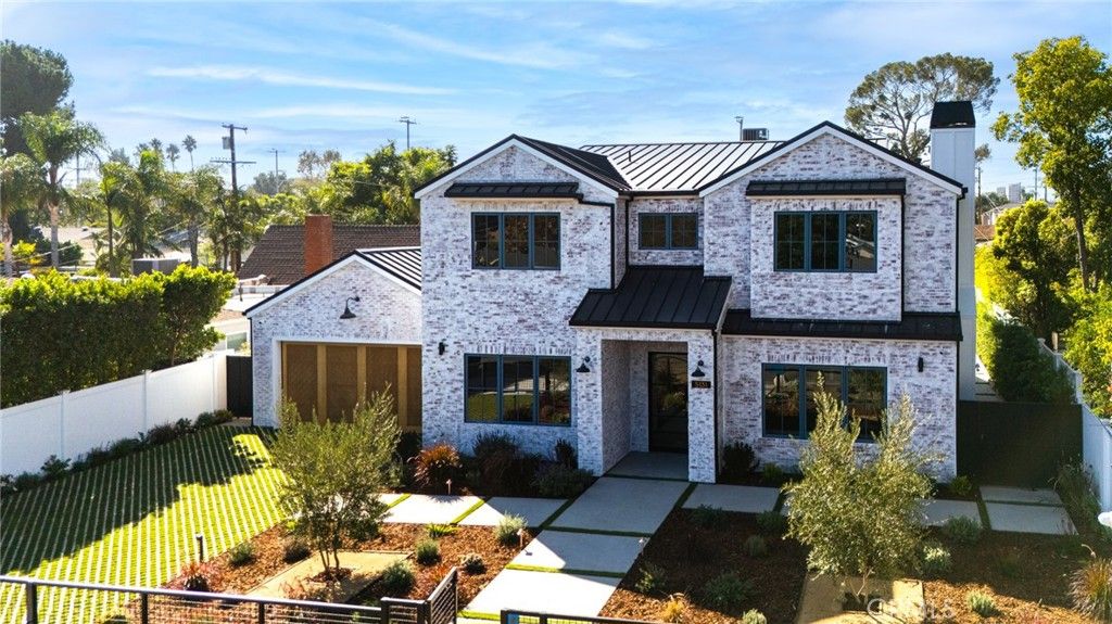Exterior, Facade, Brick Traditional