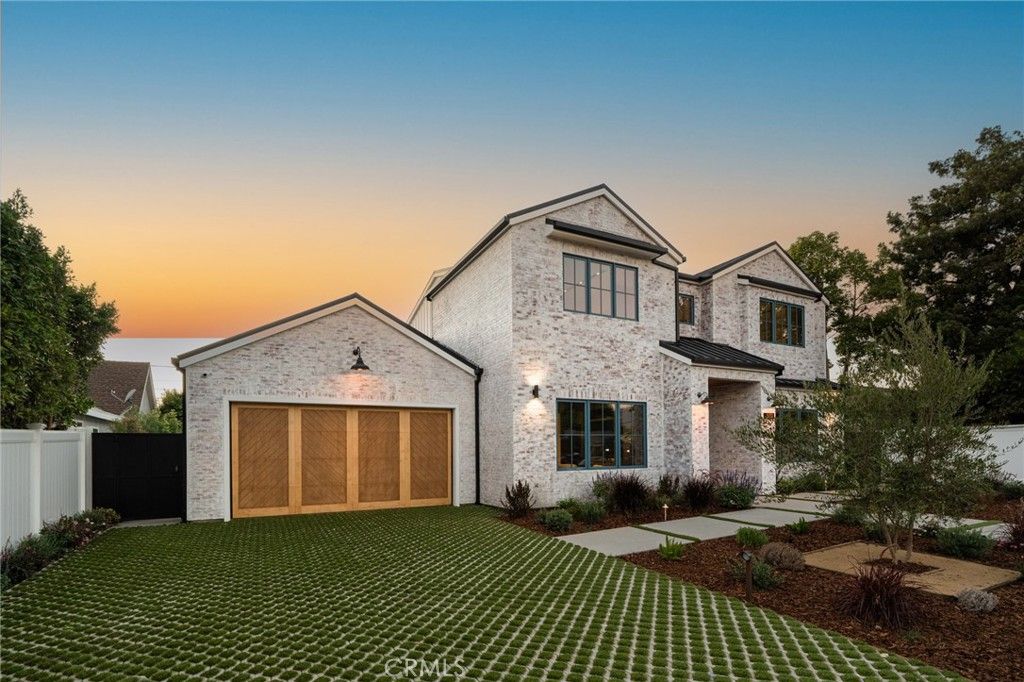 Attached, Backyard, Exterior, Facade, Water, Brick Traditional