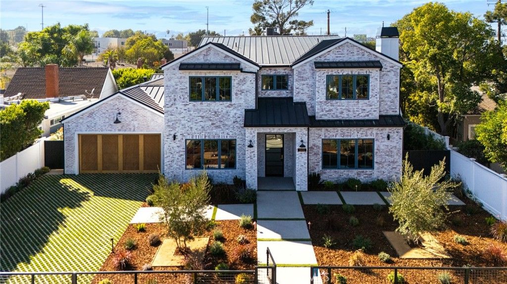 Attached, Exterior, Facade, Brick Traditional