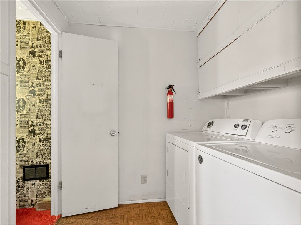 Interior, Washer, Wood Texture Flooring