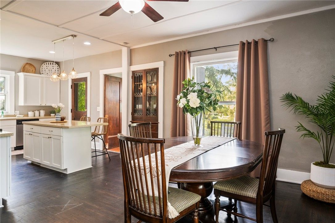 Dining room, Interior, Kitchen, Pendant Lights, Recessed Lighting, Wood Texture Flooring