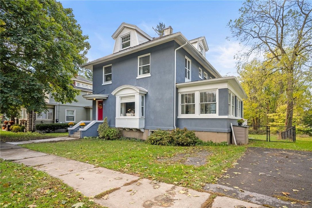 Exterior, Facade, American Foursquare