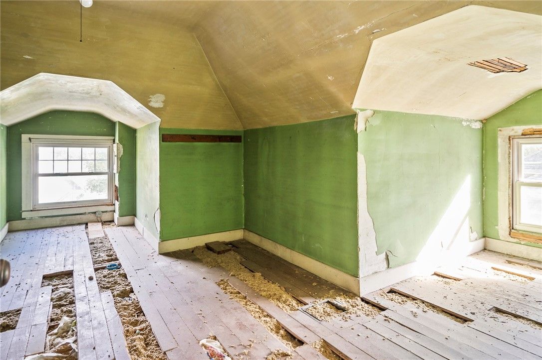 Empty room, Interior