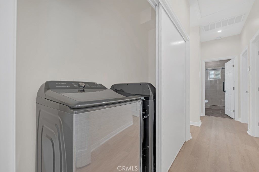 Interior, Recessed Lighting, Washer, Wood Texture Flooring