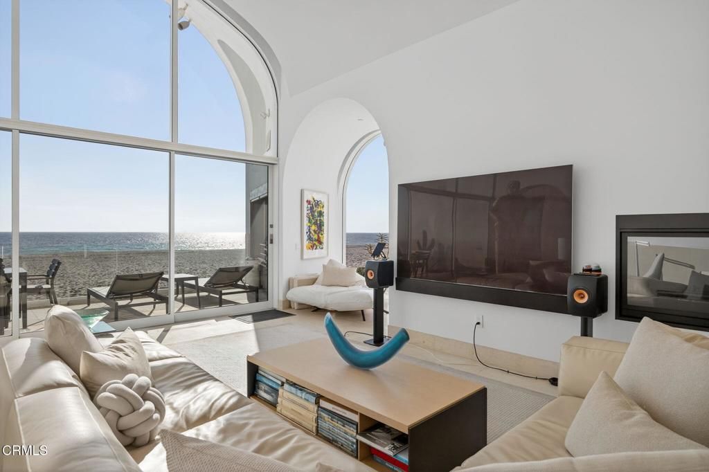 Interior, Living room, Water