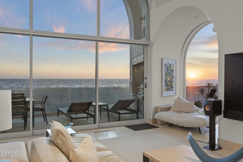 Interior, Living room, Water