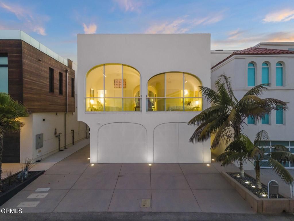 Exterior, Facade, Modern