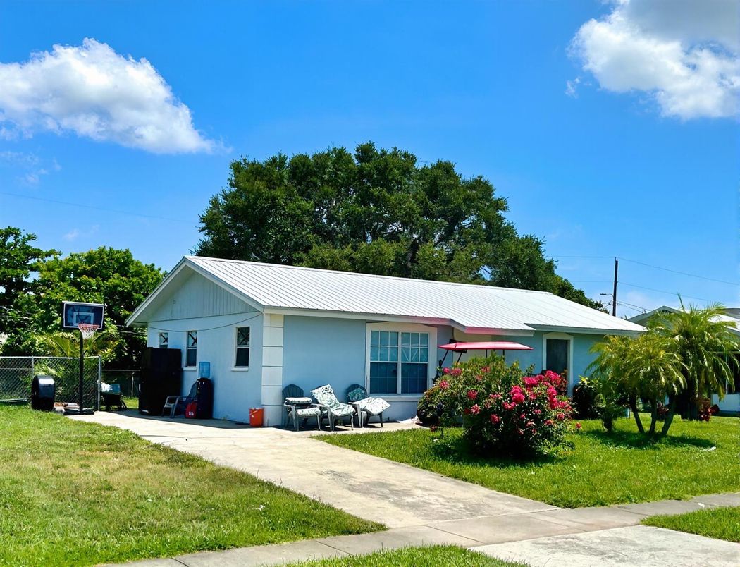 Backyard, Exterior, Facade, Ranch