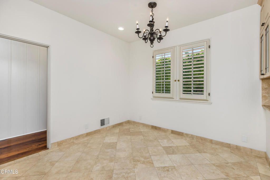 Chandelier, Empty room, Interior, Recessed Lighting