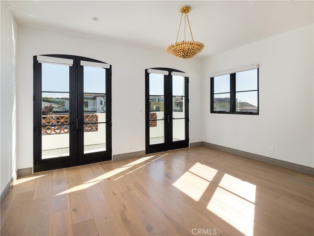 Chandelier, Empty room, Interior, Pendant Lights, Wood Texture Flooring