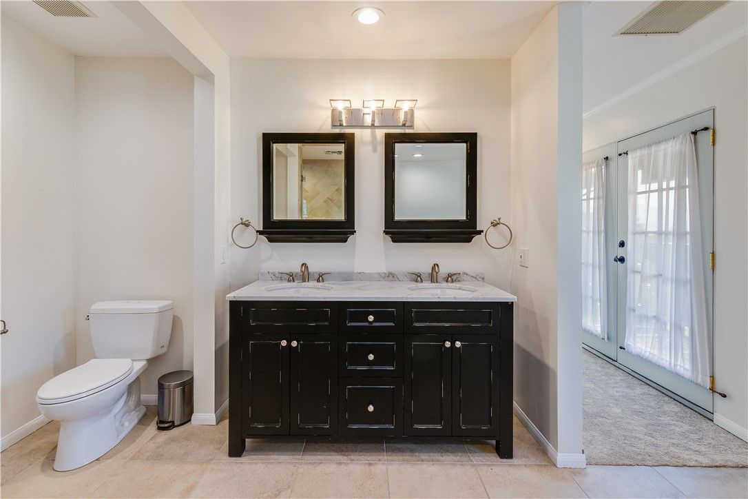 Bathroom, Dual Sink Vanities, Interior, Recessed Lighting