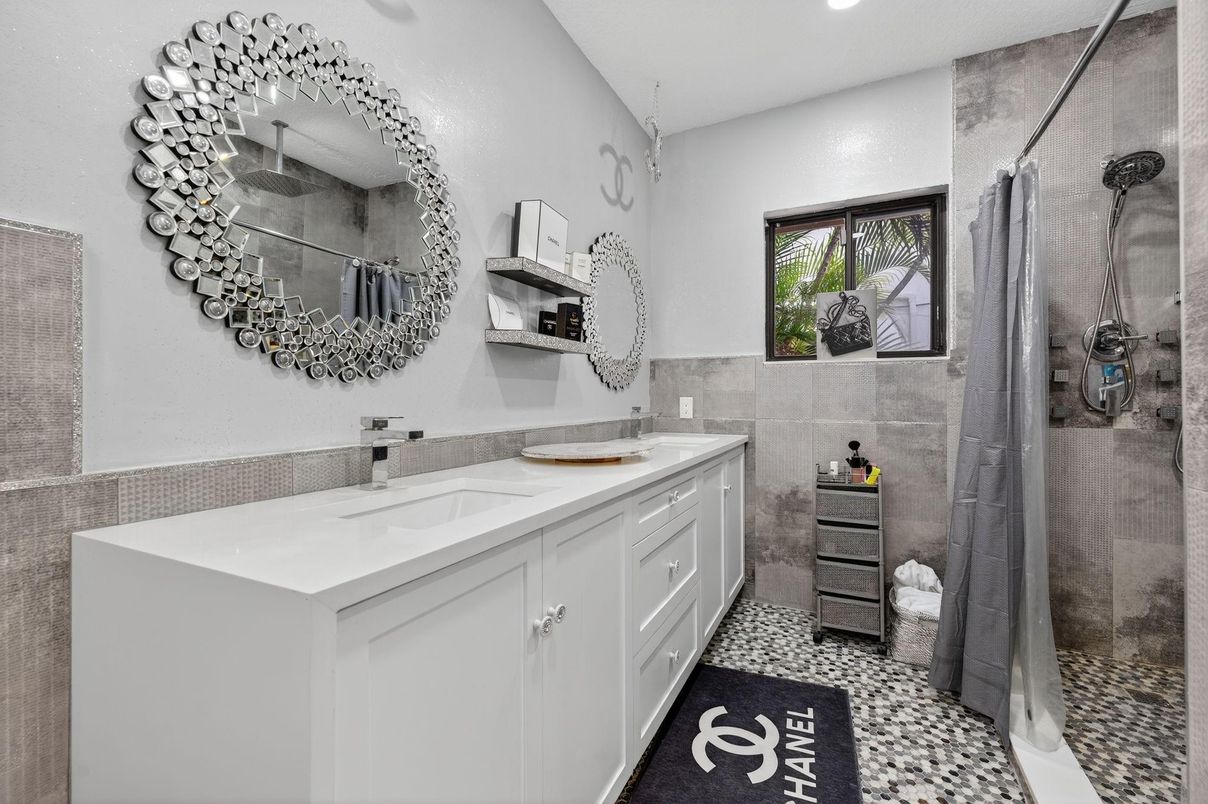 Bathroom, Dual Sink Vanities, Interior, Recessed Lighting
