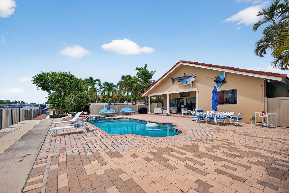 Exterior, Pool