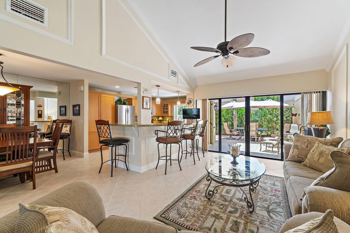 Dining room, Interior, Kitchen, Living room, Pendant Lights, Recessed Lighting, Stainless Steel Appliances