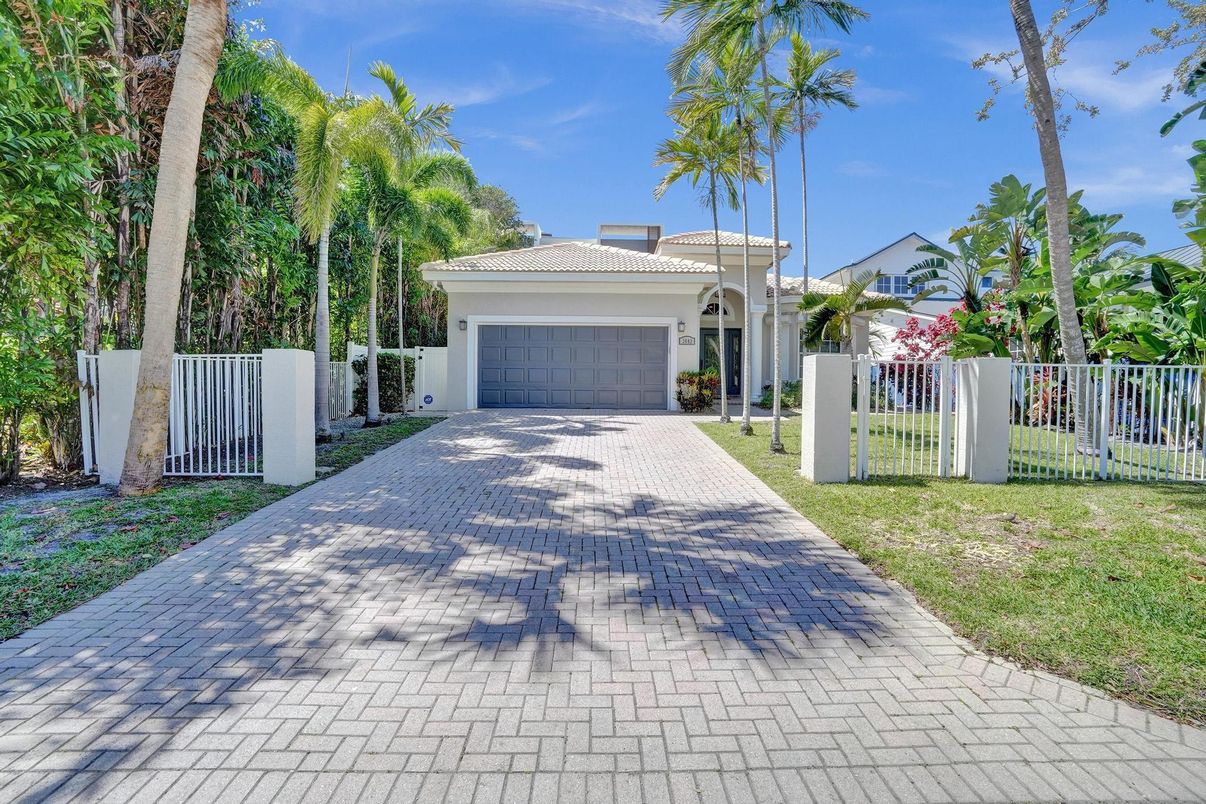Detached Garage, Exterior