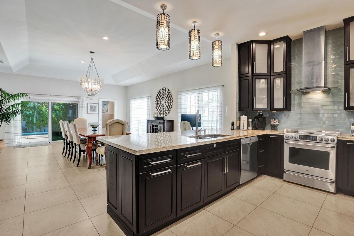 Chandelier, Dining room, Interior, Kitchen, Pendant Lights, Recessed Lighting, Stainless Steel Appliances