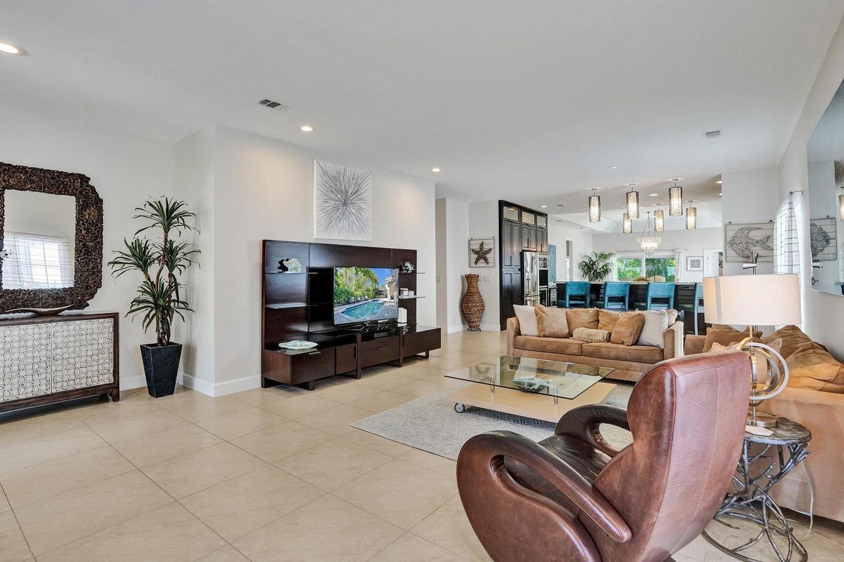 Interior, Kitchen, Living room, Pendant Lights, Recessed Lighting, Stainless Steel Appliances