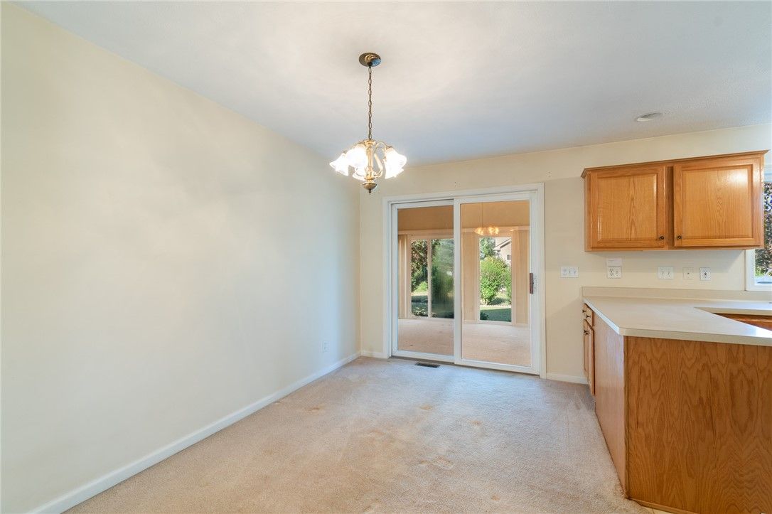 Empty room, Interior, Pendant Lights