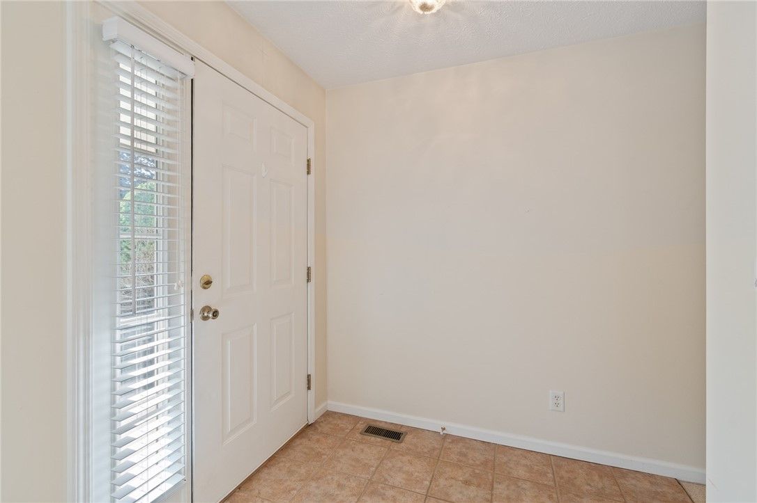 Empty room, Interior