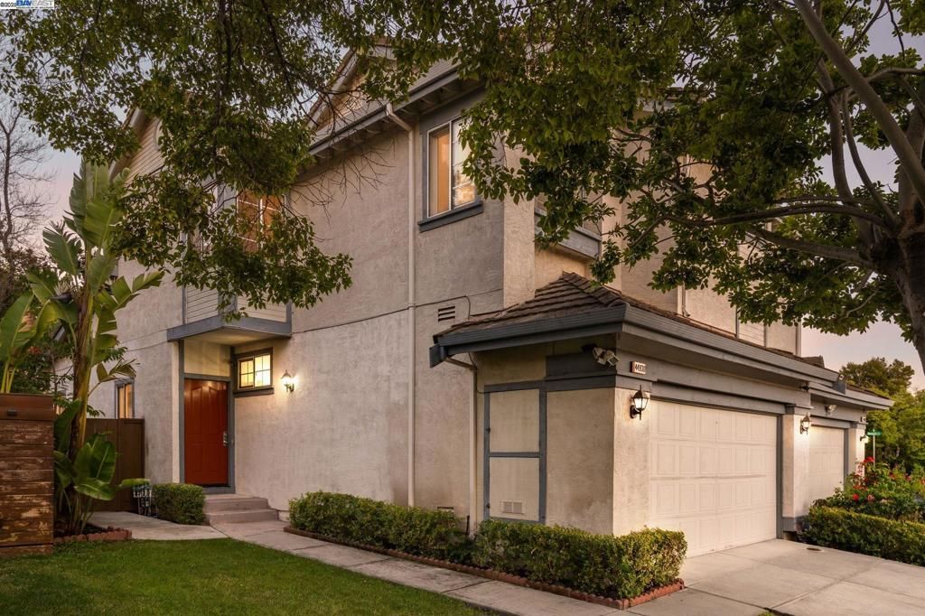 Attached, Exterior, Facade, Modern