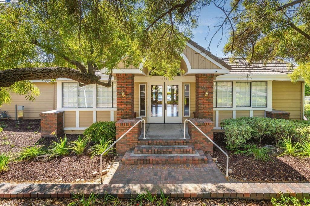 Exterior, Facade, Brick Facade, Ranch