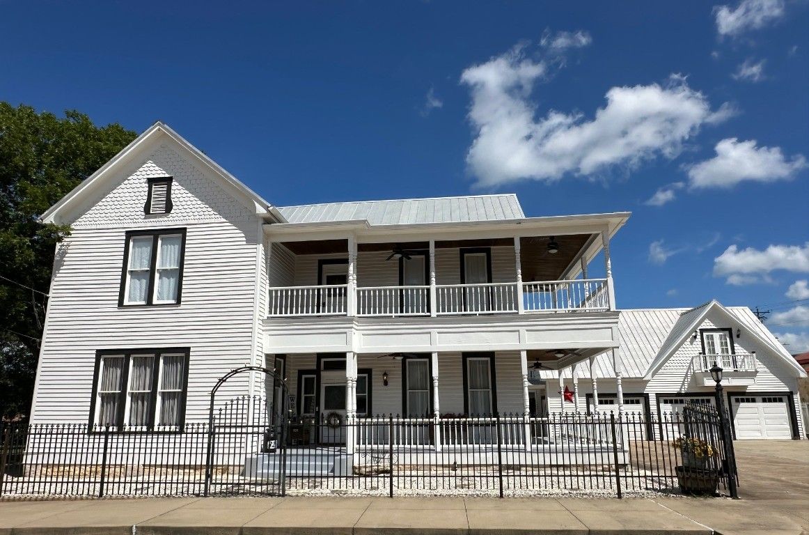 Exterior, Facade, Farmhouse