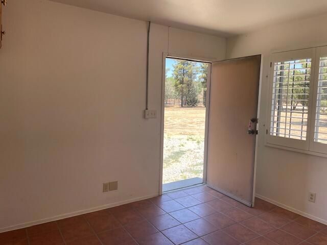 Empty room, Interior