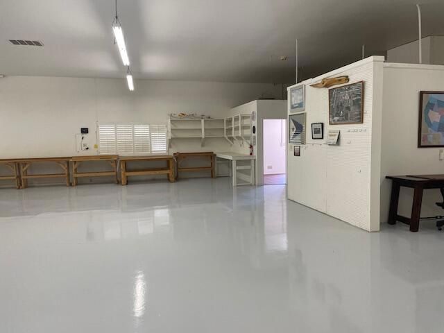 Empty room, Interior