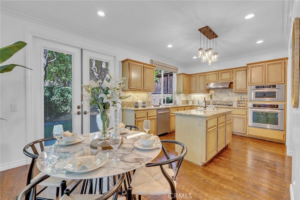 Dining room, Interior, Kitchen, Pendant Lights, Recessed Lighting, Stainless Steel Appliances, Wood Texture Flooring