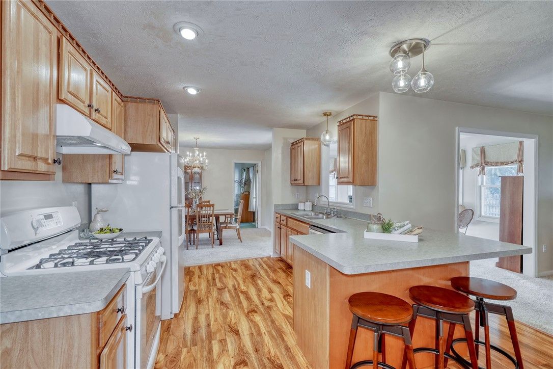 Chandelier, Dining room, Interior, Kitchen, Recessed Lighting, Wood Texture Flooring