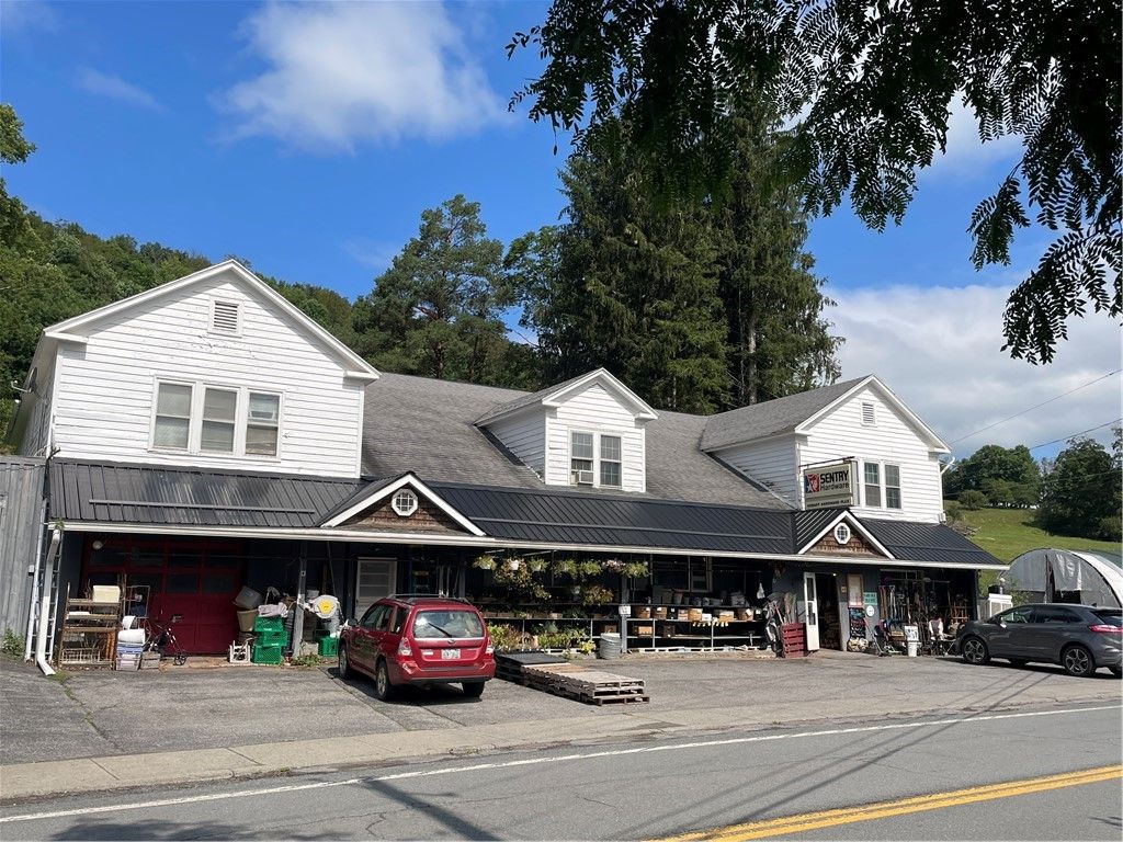 Exterior, Facade, Farmhouse