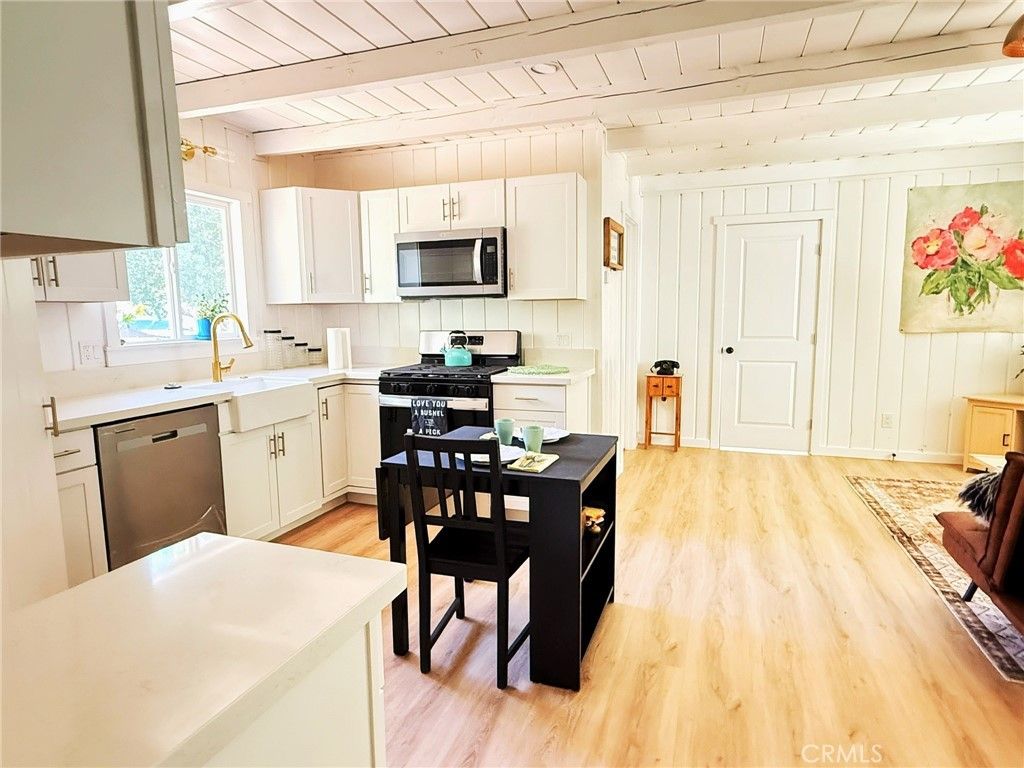 Dining room, Interior, Kitchen, Stainless Steel Appliances, Wood Texture Flooring