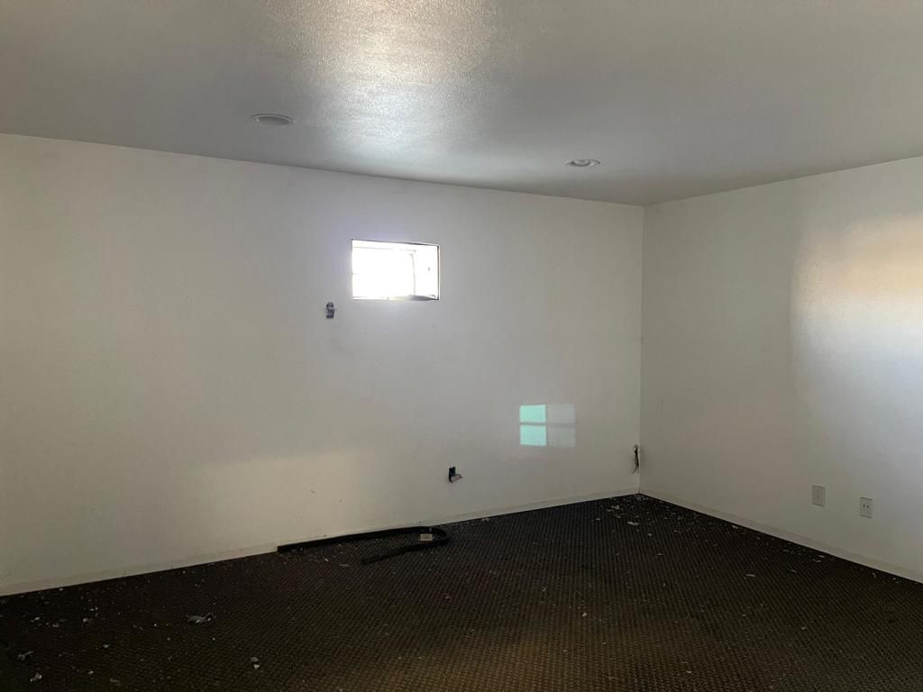 Empty room, Interior
