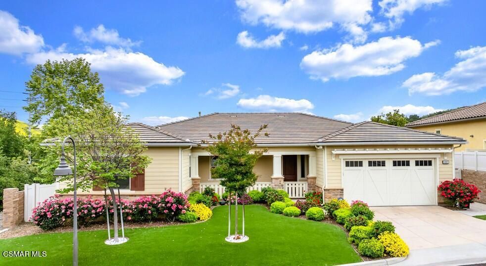 Attached, Exterior, Facade, Ranch