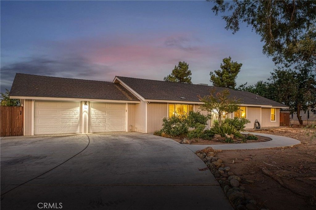 Attached, Exterior, Facade, Ranch