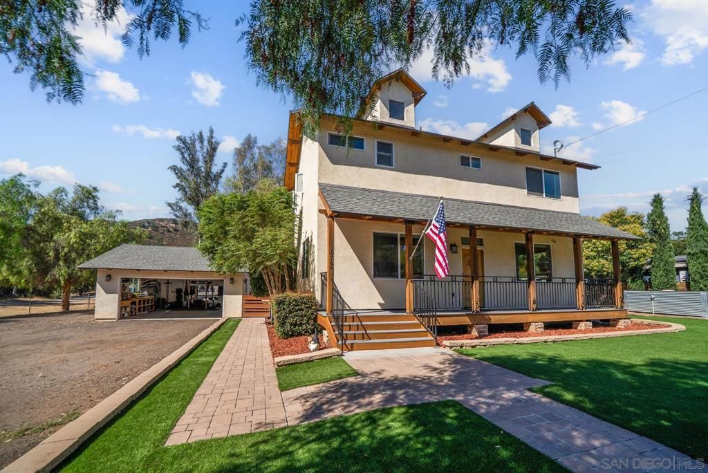 Attached, Backyard, Exterior, Facade, American Foursquare