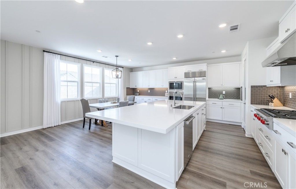 Dining room, Interior, Kitchen, Pendant Lights, Recessed Lighting, Stainless Steel Appliances, Wood Texture Flooring