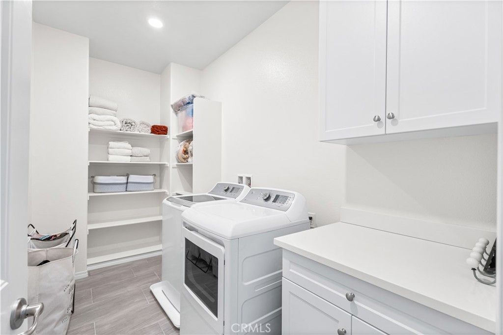 Interior, Recessed Lighting, Washer, Wood Texture Flooring