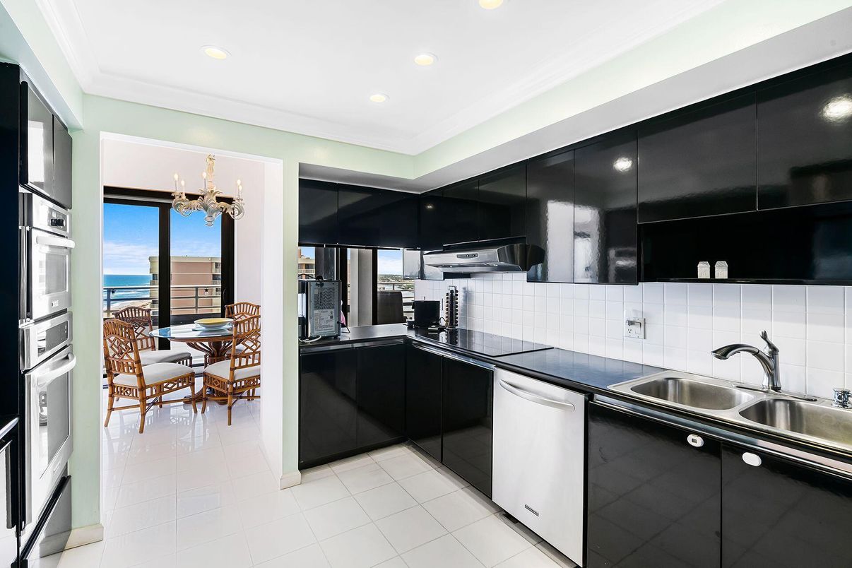 Dining room, Interior, Kitchen, Recessed Lighting, Stainless Steel Appliances, Water