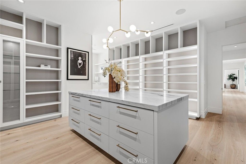 Interior, Pendant Lights, Recessed Lighting, Walk-in Closets, Wood Texture Flooring