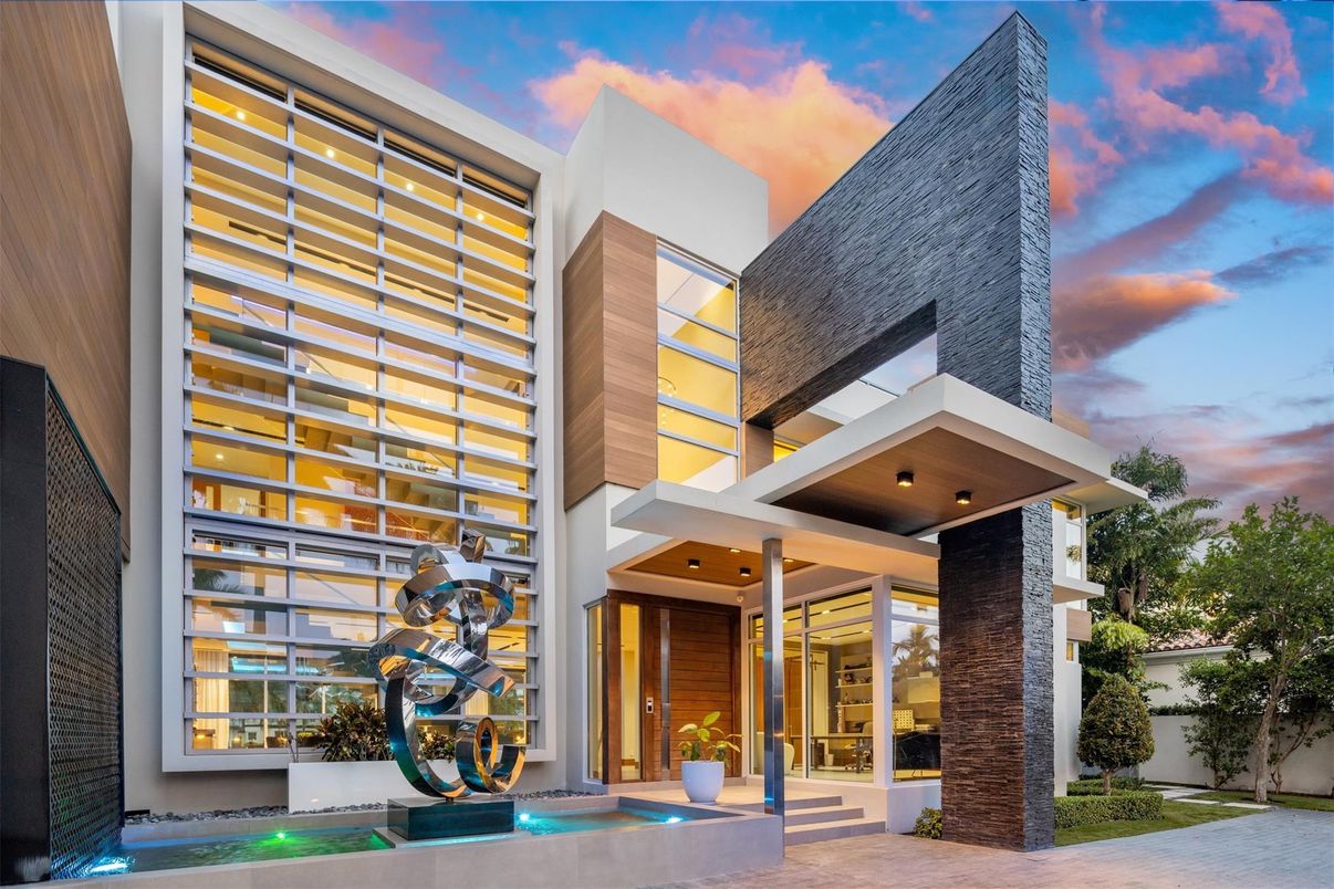 Exterior, Facade, Modern