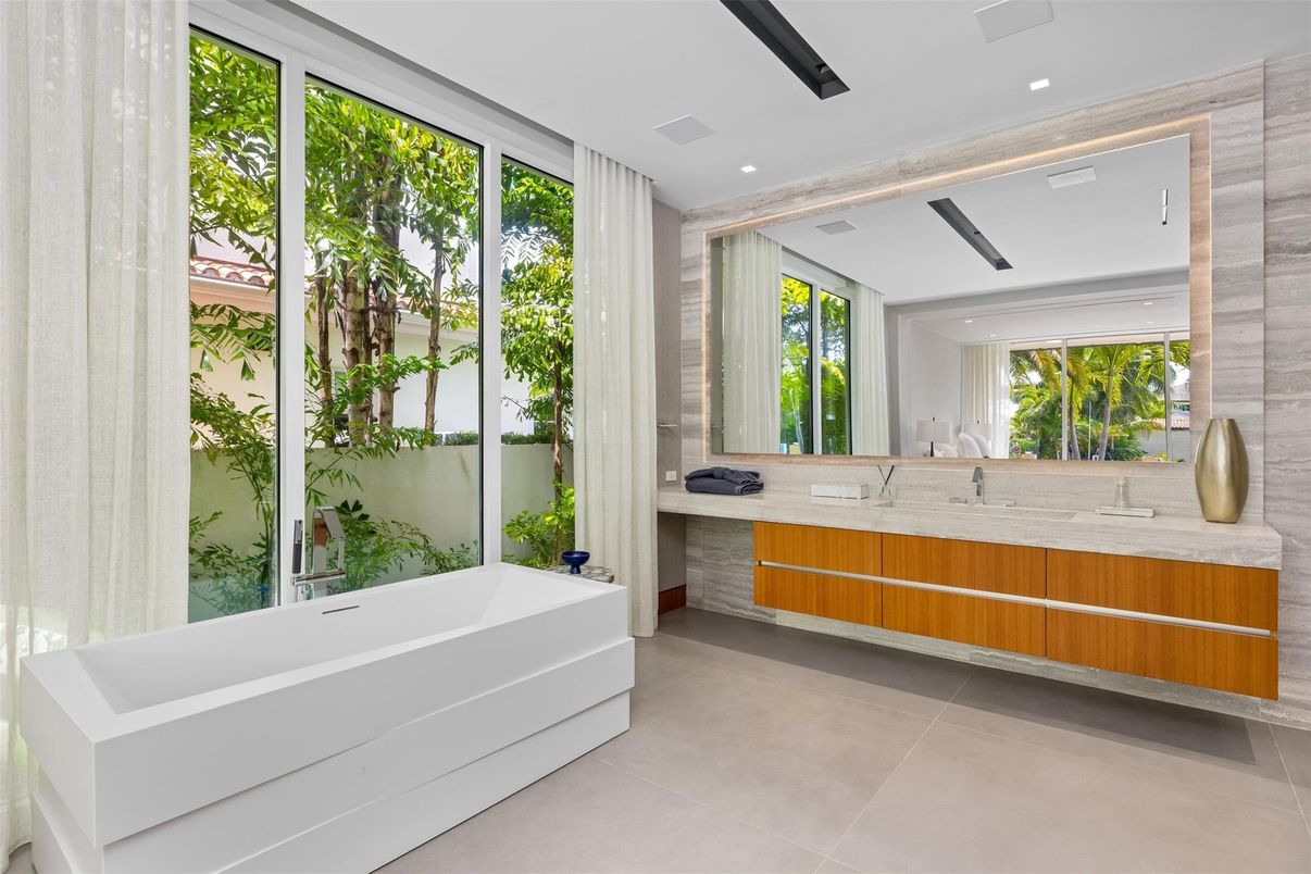 Bathroom, Interior, Recessed Lighting