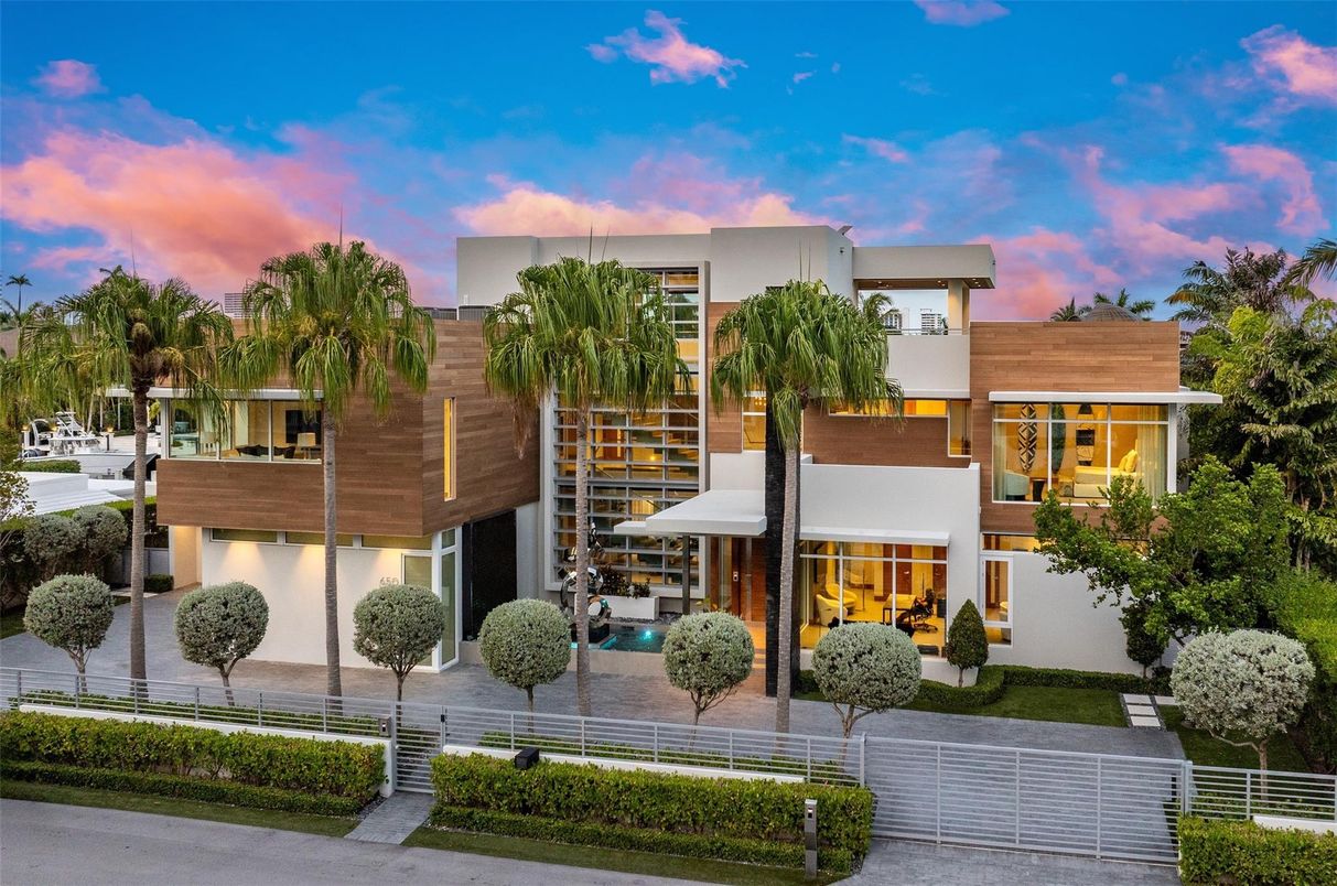 Exterior, Facade, Modern