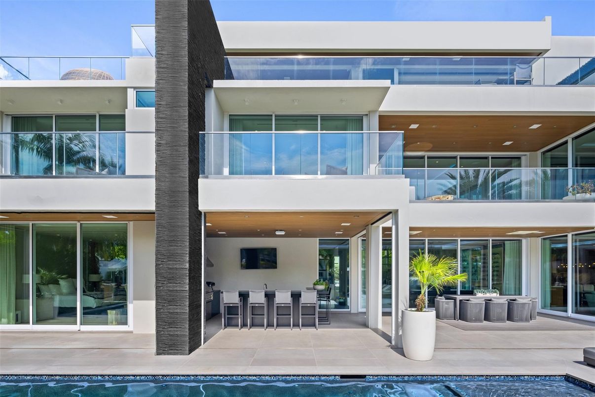 Exterior, Facade, Pool, Modern